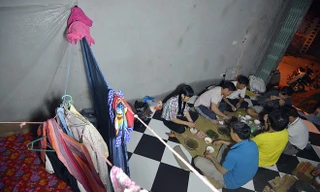 Cảnh sống lều bạt của bố mẹ HCV Toán quốc tế