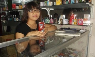 Nguyễn Thị Hồng tại cửa hàng đồ chơi người lớn ở Vũ Hữu, Q.Thanh Xuân.