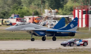 Chiến đấu cơ MiG-29 so kè cùng... Ferrari 458