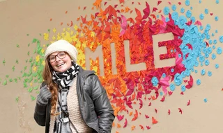 Cô gái đam mê nghệ thuật gấp giấy trên đường phố