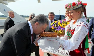 Belarus đón Tổng thống Nga và Ukraine bằng bánh mì đen và muối