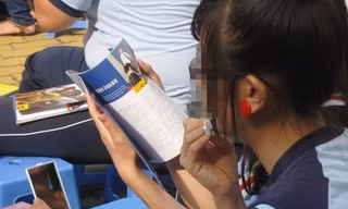 Tranh thủ "tỉa tót" ngay trên sân trường trước giờ vào lớp 