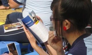 Tranh thủ "tỉa tót" ngay trên sân trường trước giờ vào lớp 