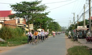 Học sinh trên đường về làng