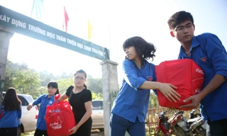 Sinh viên tình nguyện chuyển quà đến điểm tập kết để tặng đồng bào nghèo tại xã Hà Lang, Chiêm Hóa, Tuyên Quang