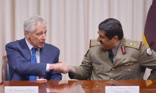 Bộ trưởng Quốc phòng Mỹ Chuck Hagel bắt tay với Bộ trưởng Quốc phòng Quatar Hamad bin Ali al-Atiyah sau lễ kí hợp đồng vũ khí hôm 14/7 tại Lầu Năm Góc, Washington, D.C. (Mandel Ngan / AFP)