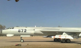 Máy bay ném bom H-6G gắn tên lửa siêu âm YJ-12
