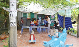 Trường ni lông bên hông cột điện