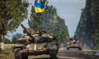 Ukraine tăng quân, thiết giáp rầm rập tiến về miền Đông
