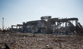 Sân bay Lugansk tan nát bởi giao tranh miền Đông Ukraine