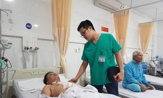 Cứu sống ông bố bị kéo đâm thấu tim khi dọn bàn học cho con