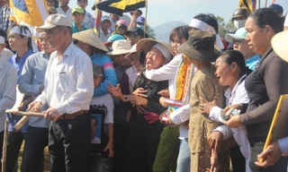 Xóm nghèo nghẹn ngào tiễn đưa ‘hiệp sĩ' Thôi về đất mẹ