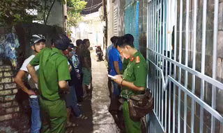 Công an khám nghiệm hiện trường nơi xảy ra án mạng