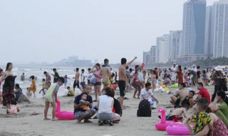 Căng mình tìm trẻ lạc giữa bãi biển Đà Nẵng ken kín người