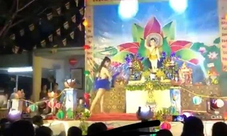 Bức xúc vũ công ăn mặc hở hang nhảy trong đại lễ Phật đản