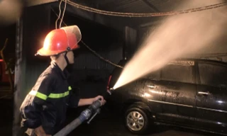 Cháy gara trong đêm, nhiều xe ô tô bị thiêu rụi