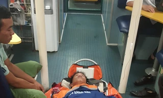 Trắng đêm cứu thuyền viên tai biến nguy kịch trên biển