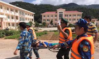 Hiện các ngư dân bị nạn đã được đưa vào bệnh viện tiếp tục điều trị.