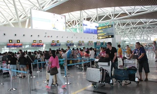 Máy bay hạ cánh khẩn cấp cứu hành khách khó thở