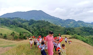 Xúc động lễ khai giảng 2 cô giáo 34 trò trên vùng cao Nam Trà My