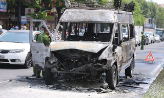 Xe chở quan tài cháy ngùn ngụt giữa đường Điện Biên Phủ