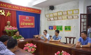 Phóng viên Thanh Ba (thứ ba, bìa phải sang) làm việc với cơ quan công an sau khi xảy ra vụ việc.