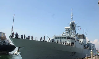 Tàu hải quân Canada cập cảng Đà Nẵng. Ảnh: T.T.