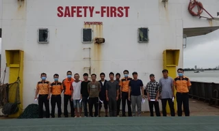 11 người trên tàu chở than bị chìm đã về đến Đà Nẵng