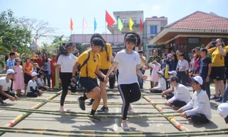 Thủy thủ tàu sân bay nhảy sạp, đá bóng cùng trẻ em