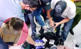 Lực lượng chức năng kiểm tra các nồi cơm điện có chứa ma túy bên trong và đối tượng Thủy