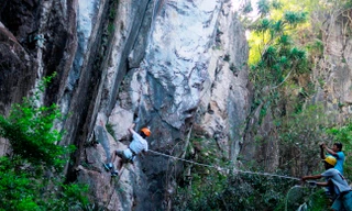 Sa thải hướng dẫn viên nhổ nước bọt vào du khách