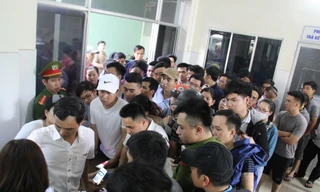  'Vỡ trận' vì hàng ngàn người chen lấn, leo rào đăng ký tiêm vắc xin