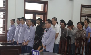 Nguyên đồn phó biên phòng và 20 đồng phạm hầu tòa. Ảnh: Thanh Trần. 