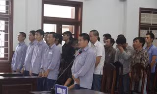 Nguyên đồn phó biên phòng và 20 đồng phạm hầu tòa. Ảnh: Thanh Trần. 