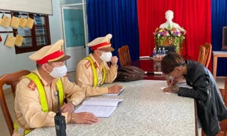 Vây bắt thanh niên chạy 'xe một bánh' trên đèo Hải Vân