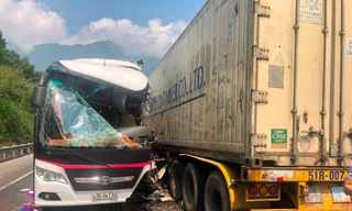 Vụ xe khách đấu đầu container: Nữ du khách Hàn Quốc chấn thương sọ não
