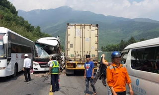 Xe khách đấu đầu container, nhiều du khách nước ngoài bị thương