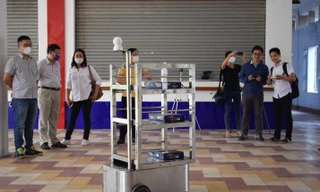 Robot 'người vận chuyển' phục vụ tại khu cách ly Covid-19 ở Đà Nẵng