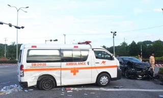 Clip ô tô đâm xe cứu thương khiến y tá văng ra ngoài