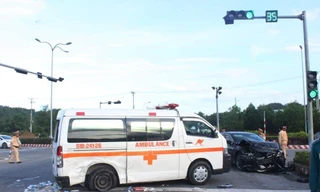 Xe ô tô đâm xe cấp cứu, y tá văng ra ngoài 