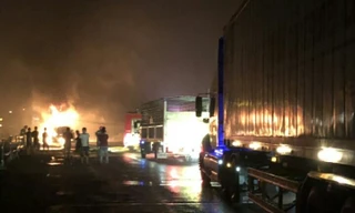 Xe qua tuyến đường tránh bị ách tắc suốt đêm do vụ cháy. 