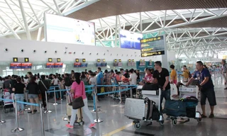 Cấm bay hành khách ném điện thoại vào mặt nhân viên quầy vé