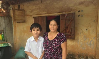 Cháu Minh Tiến và mẹ. Ảnh: Nhã Uyên