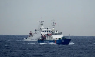 Tàu quân sự giả dạng của Trung Quốc đe dọa tàu Việt Nam