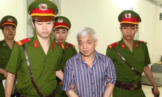 Dẫn giải bị cáo Nguyễn Đức Kiên đến tòa. Ảnh: TTXVN