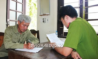 Nghi phạm Phạm Văn Hải ra đầu thú, khai nhận việc chém chết vợ và con - Ảnh: Báo Hải Dương 