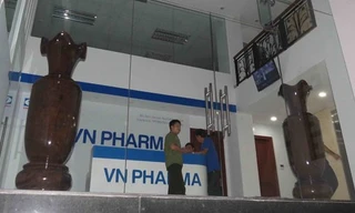 Lực lượng chức năng khám xét trụ sở Cty VN Pharma.