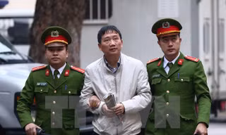 Cảnh sát dẫn giải bị cáo Trịnh Xuân Thanh, nguyên Chủ tịch Hội đồng quản trị, Tổng giám đốc Tổng Công ty Cổ phần Xây lắp dầu khí Việt Nam - PVC đến tòa. (Ảnh: Doãn Tấn/TTXVN)