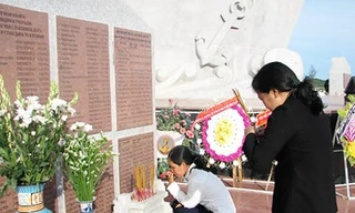 Chị Trang và chị Trang Thu, em dâu anh Tuấn thắp hương ở Tượng đài Cam Ranh