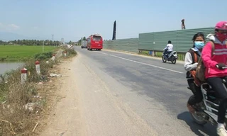 Đoạn đường một em học sinh bị rạch mông, cũng là nơi anh Võ Minh bị tai nạn. Ảnh: Xuân Phương 